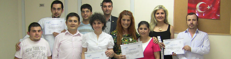 Resim: Web yazılımcılığı kursuna katılan adaylar yaşam koçları ile birlikte ayakta duruyorlar.