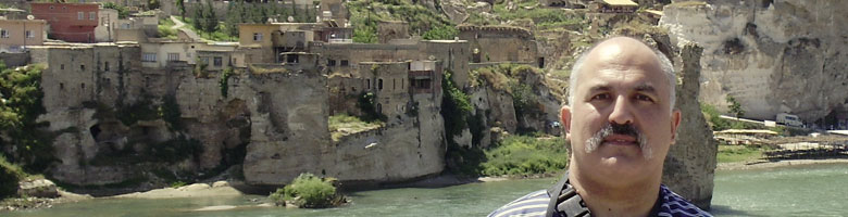 Ali Fuat Mengüç, Anadoluda tarihi yapılar önünde çekilmiş resmi