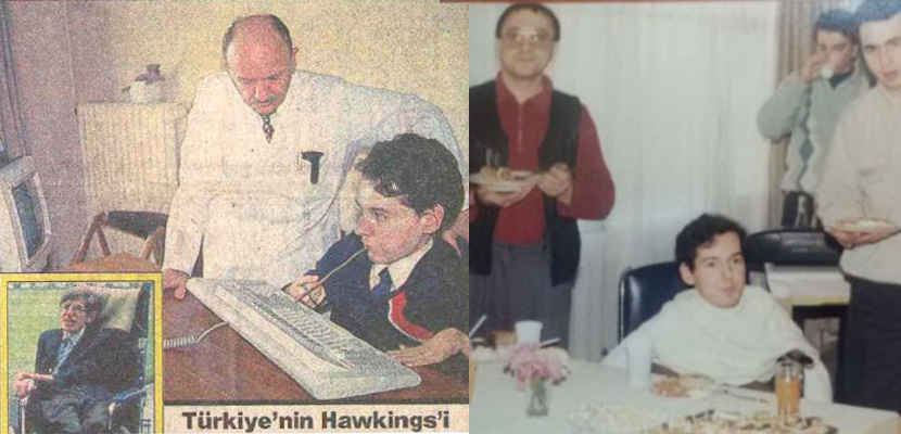 Görselin sol tarafında, ayakta duran Prof. Oğuz Manas, ağzındaki çubukla bilgisayar klavyesine dokunarak işlem yapan Cam Kemik hastası Atilla Özerdim’i dikkatle izliyor. Sağ tarafta ise Atilla Özerdim bir masada oturuyor; etrafında ayakta duran arkadaşlarıyla birlikte bir kutlama anından fotoğraf. Masada yiyecek ve içecekler bulunuyor.