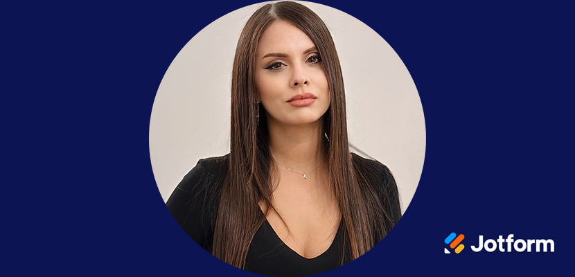 Resim: Ayça Pansel'in vesikalık resim şeklinde lacivert fon üzerinde sağ alt köşede Jotform logosununda yer aldığı görsel.