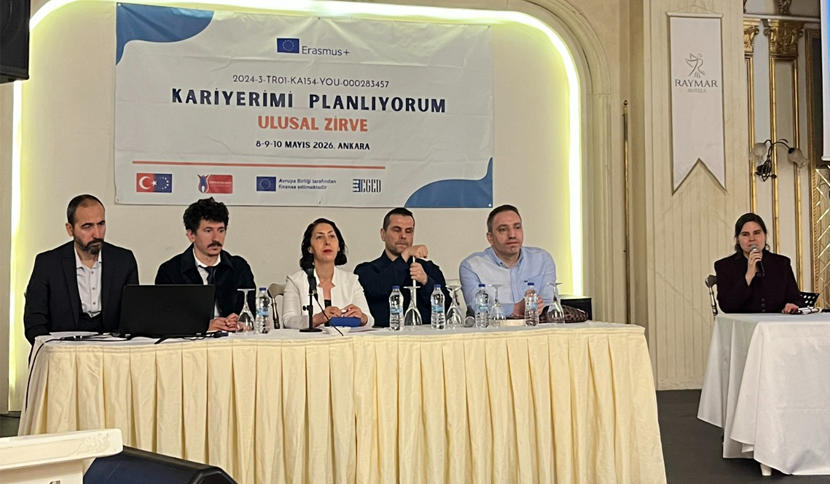 Altı konuşmacının yer aldığı bir panel masası görülüyor. Arkada ‘Kariyerimi Planlıyorum Ulusal Zirve’ başlıklı büyük bir etkinlik afişi bulunuyor. Salon resmi, konferans düzeninde hazırlanmış.